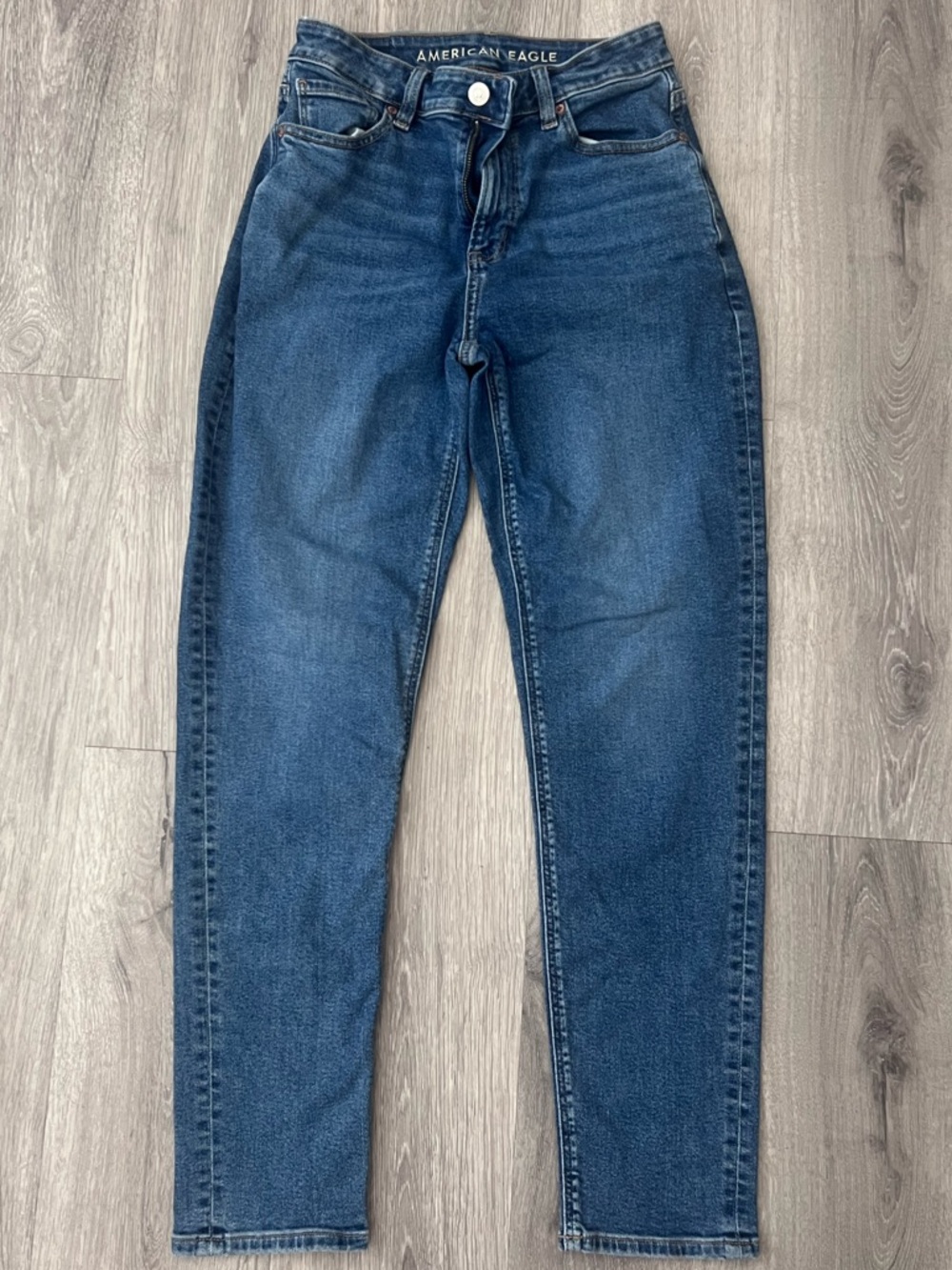 American Eagle Outfitters High-Rise Mom Jeans in Medium Dark Blue
